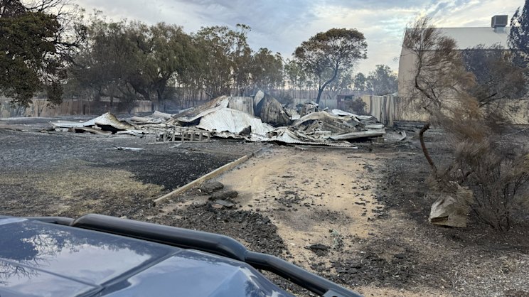 theage.com.au - Rachel Eddie - Telcos face renewed pressure after fire outages leave people stranded and desperate