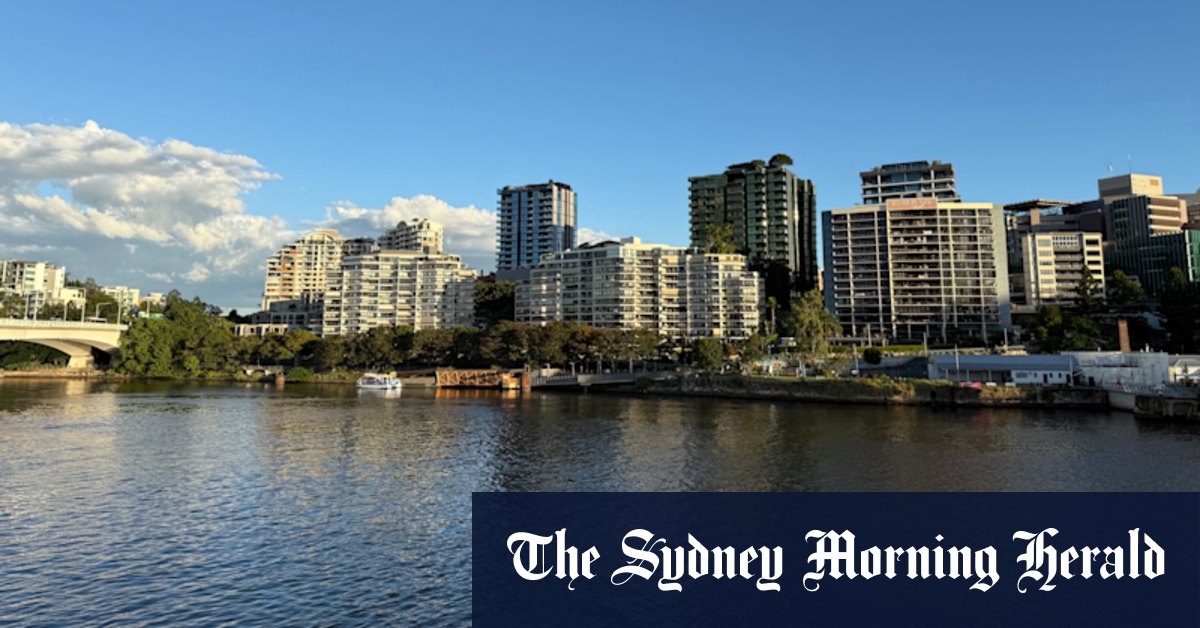 Kayaker dies after falling into Brisbane River near West End