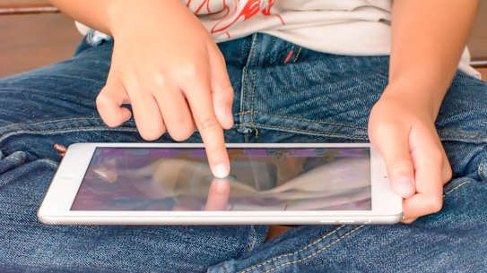 New research has found families with multiple children are struggling to meet screentime guidelines