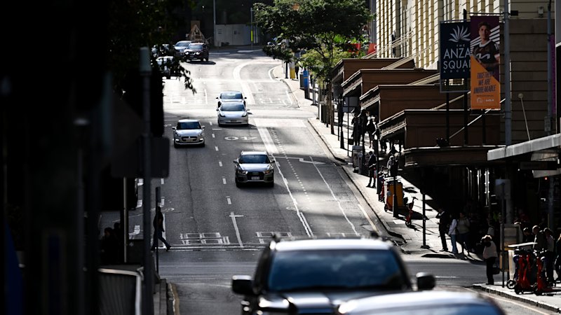 Brisbane news live: Wind gusts of up to 46km/h buffet Brisbane | Motorists urged to avoid Main Street, Kangaroo Point and expect traffic delays | Signalling faults spark train cancellations and delays up to 30 minutes