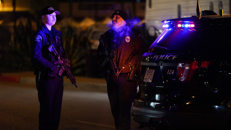 Polisin Monterey dans salonundaki tetikçinin serbest olduğu konusunda uyarması 5 saat sürdü