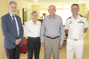 La nièce du matelot de 2e classe Thomas Welsby Clark, Dre Leigh Lehane, avec son mari Robert Lehane (au centre).  l'historien naval John Perryman (à gauche) et le chercheur naval, le commandant Greg Swinden, RAN (à droite).