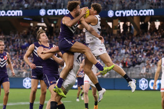 Charlie Curnow marks against Griffin Logue