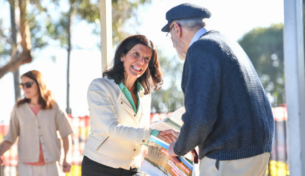 Julia Banks, independent candidate for Flinders, hands out how to vote cards at Osborne Primary School in Mount Martha.