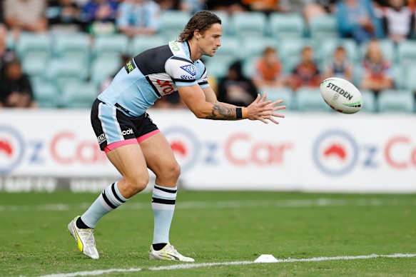 Nicho Hynes warms up for the Sharks.