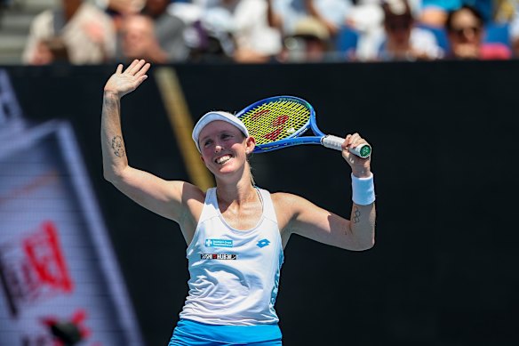 Storm Hunter agradece à multidão após sua vitória na primeira rodada do Aberto da Austrália.