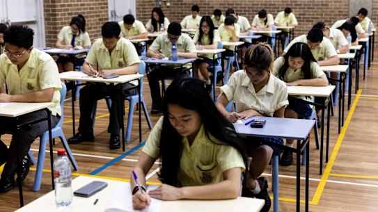 The NSW Teachers Federation wants year 12 students to receive an extra 10 hours of teaching in each subject.