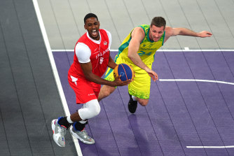 Australia's Jesse Wagstaff and England's Jamell Anderson do battle during the 3x3 basketball gold medal match.