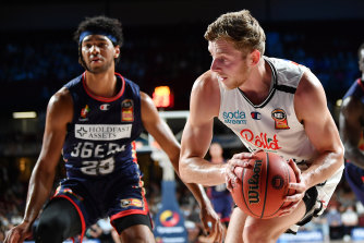 Powerful second half sees Melbourne United open NBL season ...