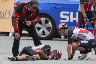 Teammates tend to Ewan after he crashed in the sprint towards the finish line. 