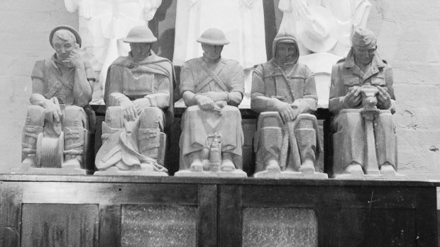 The memorial statues in the 1930s.
