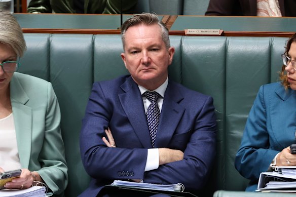 وزير المناخ والطاقة كريس بوين خلال وقت الأسئلة.