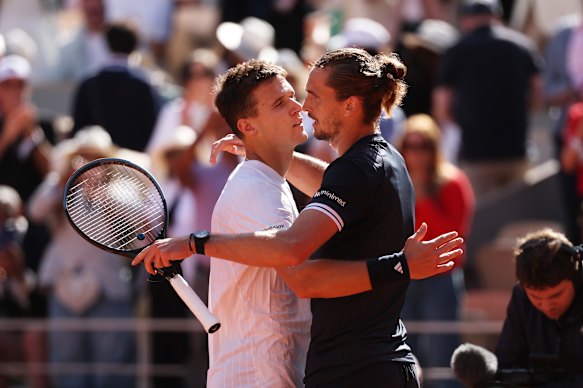 Zverev y Jakub Mensik se abrazan en la red tras la semifinal.