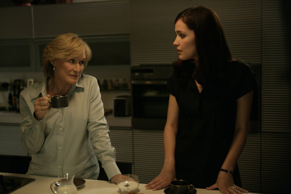 Glenn Close as Patty Hewes and Rose Byrne as Ellen Parsons in Damages.