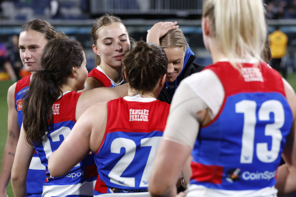 The Western Bulldogs rally around teammate Elle Bennetts after her injury.