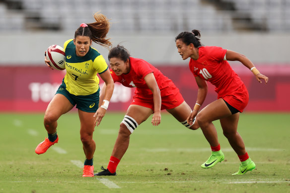 Charlotte Caslick bursts past the China defence.