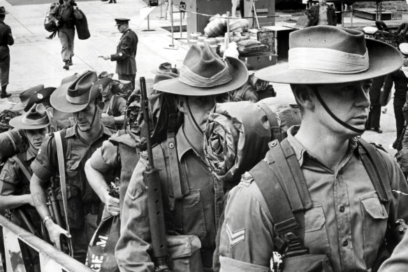 Troops board the HMAS Sydney at bound for Vietnam.