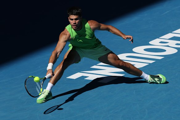 Carlos Alcaraz in action against Yannick Hanfmann.