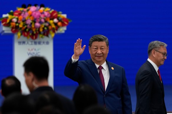 Il presidente cinese Xi Jinping saluta mentre arriva alla cerimonia di apertura della Conferenza mondiale sull'intelligenza artificiale.