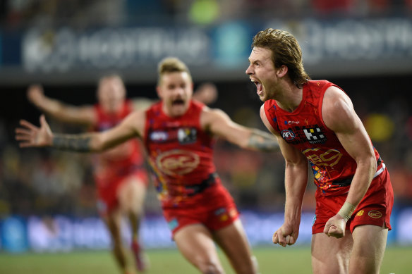 Noah Anderson kicks a goal after the siren to win it for the Suns.