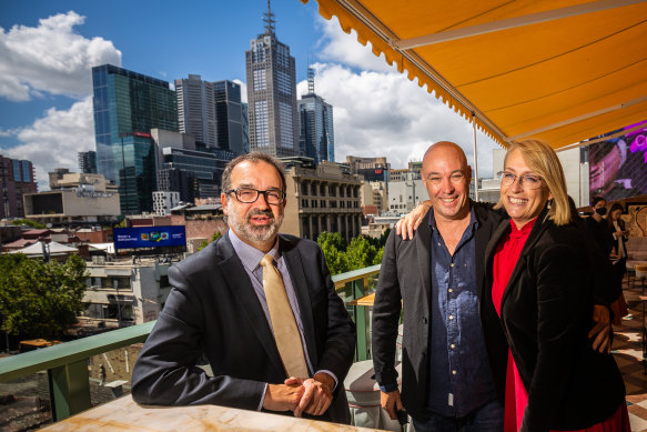 Minister for Industry Support and Recovery Martin Pakula with bar owner Tim Botterill and Melbourne lord mayor Sally Capp at the voucher announcement.
