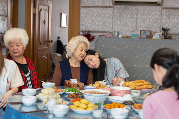 Awkwafina playing the granddaughter to her dying grandmother (Zhao Shuzhen) in The Farewell. 