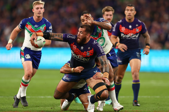 Nelson Asofa-Solomona offloads against the Warriors.