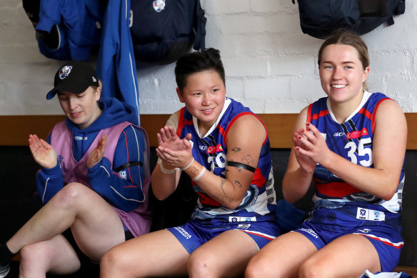 Amanda Ling (centre) during her time at the Western Bulldogs.