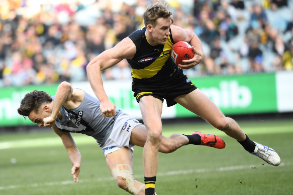 Tom Lynch of the Tigers and Power's Karl Amon contest the ball.