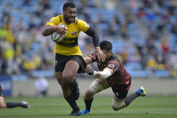 Samu Kerevi in action for Suntory Sungoliath in Japan.