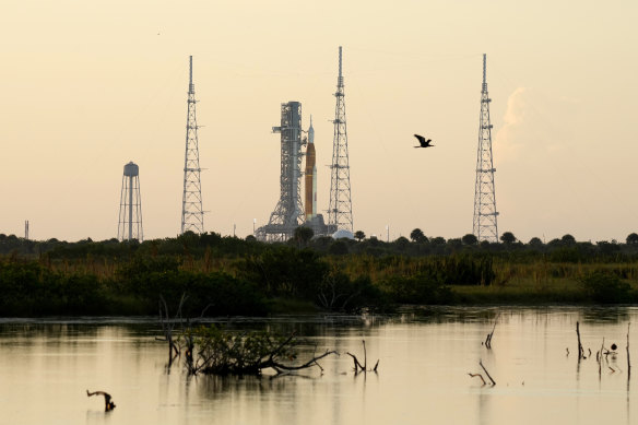 NASA'nın yeni ay roketi, Ağustos ayında Cape Canaveral'da bir fırlatma rampasında oturuyor.