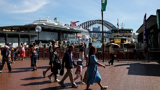 The Circular Quay promenade requires an upgrade.