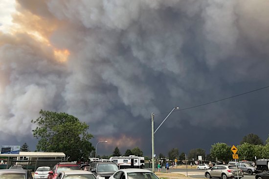 Smoke from nearby bushfires billows across Moruya in January 2019.  