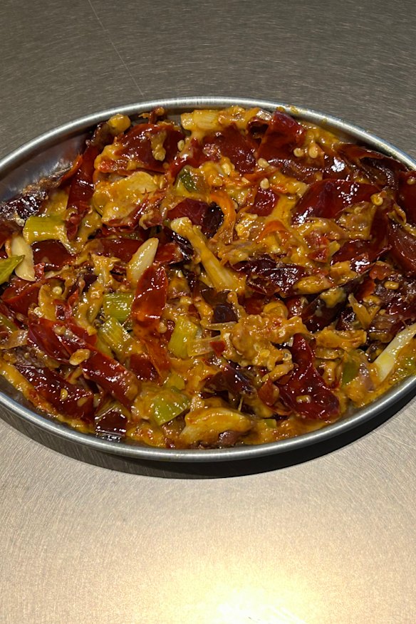 Sikam paa (barriga de porco e pimenta seca).