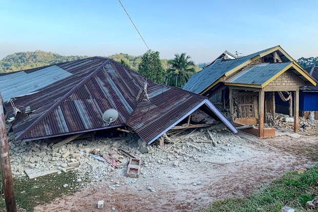 TOPSHOT - Ruteng, Manggarai, Doğu Nusa Tenggara'da 7.7 büyüklüğündeki depremin ardından hasar gören evler. AFP