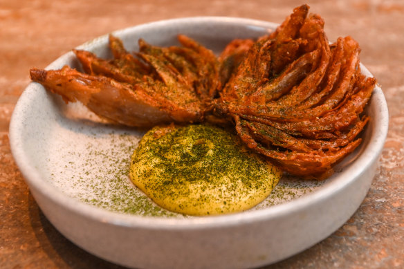 Blooming shallot with bearnaise sauce, one of the opening snacks.