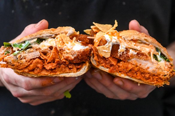 Bolo de chilaquiles com frango à milanesa.