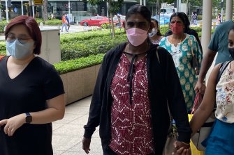Nagaenthran Dharmalingam'ın annesi Panchalai Supermaniam, Salı günü aile üyeleri ve destekçileriyle birlikte Singapur'daki mahkemeye geldi.