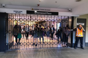 Police closed North Sydney station for about 15 minutes after rail delays caused peak-hour congestion. 