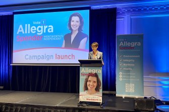 Former ABC presenter Emma Alberici was emcee of Allegra Spender’s campaign relaunch.