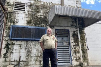 Boggo Road 監獄歷史學家 Jack Sim 在 Boggo Road 監獄的一個拘留單元外面，現在將受到保護。  “它讓我們深入了解昆士蘭歷史上非常動蕩的部分。”