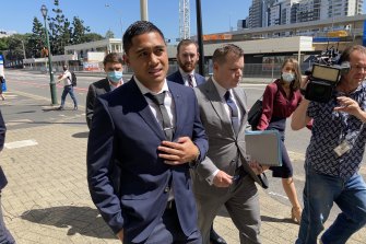 Mantan pemain Brisbane Broncos Anthony Milford meninggalkan Pengadilan Penangkapan Brisbane.