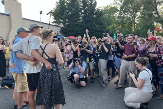 La famiglia Turcich posa per i media e gli amici alla festa di ritorno a casa di Tom & Savannah.