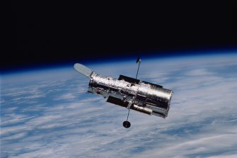 Kosmiczny Teleskop Hubble'a na orbicie nad Ziemią.