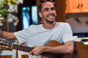 Kangaroos and Barnesy: Former detainee Moz Azimitabar's first days of  freedom