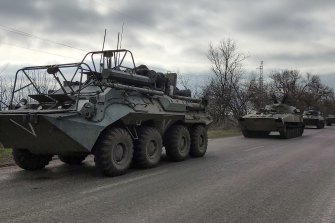 週六，馬里烏波爾附近的一支俄羅斯軍事車隊。 馬里烏波爾是亞速海的戰略港口，近七週以來一直在抵抗俄羅斯軍隊。