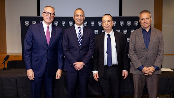 O presidente-executivo da Foxtel, Patrick Delaney, o presidente-executivo da NRL, Andrew Abdo, o presidente da Australian Rugby League, Peter V'landys, e o presidente-executivo da Nine, Matt Stanton.