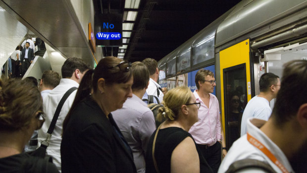Labor has vowed to refund passengers who suffer avoidable delays if it wins government next year.