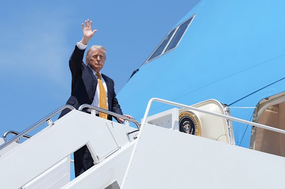 O presidente Donald Trump acena das escadas do Força Aérea Um a caminho da China para se encontrar com o presidente Xi Jinping.