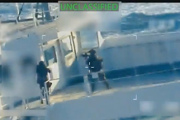 Le forze statunitensi abbordano una petroliera al largo delle coste del Venezuela alla fine dell’anno scorso. 